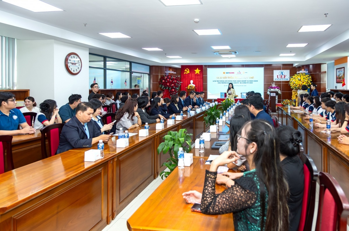 Vietbank ký kết hợp tác UEF, tài trợ phòng thực hành mô phỏng nghiệp vụ ngân hàng