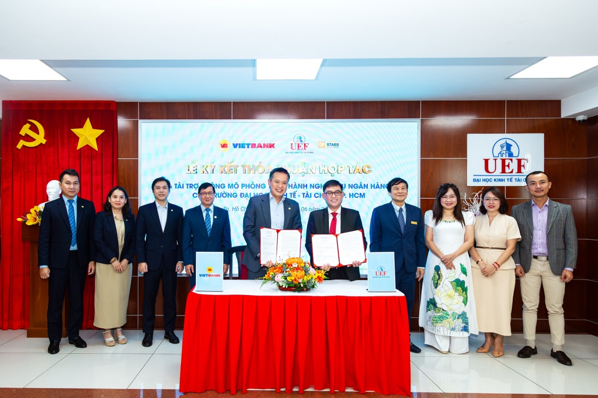 Ông Lê Thanh Quý Ngọc – Q. Tổng Giám đốc Vietbank và Tiến sĩ Nhan Cẩm Trí – Phó Hiệu trưởng trong nghi thức ký kết hợp tác giữa Vietbank và UEF Ông Lê Thanh Quý Ngọc – Q. Tổng Giám đốc Vietbank và Tiến sĩ Nhan Cẩm Trí – Phó Hiệu trưởng trong nghi thức ký kết hợp tác giữa Vietbank và UEF
