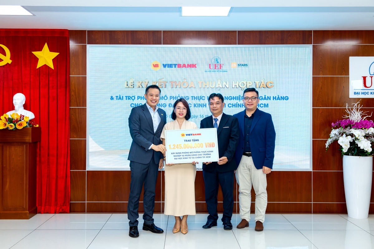 Ông Lê Thanh Quý Ngọc – Q. Tổng Giám đốc Vietbank (bìa phải) trao bảng tài trợ Phòng mô phỏng thực hành nghiệp vụ ngân hàng cho TS. Hà Thị Thủy - Trưởng khoa Tài chính - Kế toán UEF Ông Lê Thanh Quý Ngọc – Q. Tổng Giám đốc Vietbank (bìa phải) trao bảng tài trợ Phòng mô phỏng thực hành nghiệp vụ ngân hàng cho TS. Hà Thị Thủy - Trưởng khoa Tài chính - Kế toán UEF