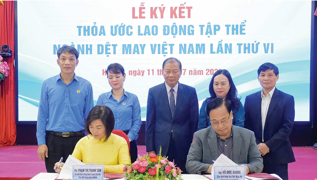 Lễ ký kết Thỏa ước Lao động tập thể ngành Dệt May Việt Nam lần thứ VI tại Hà Nội, ngày 11.7.2024.