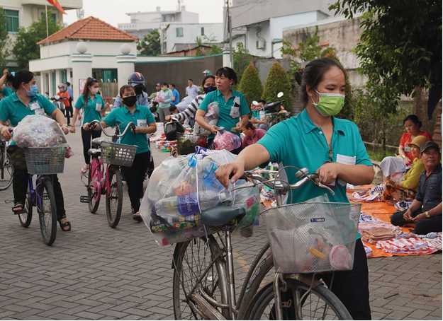 Ngoài giờ làm, công nhân còn tranh thủ thu nhặt ve chai để bán kiếm thêm tiền.