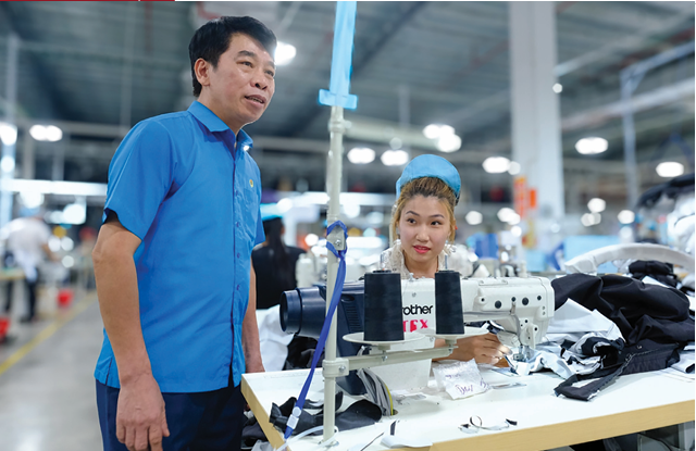 Cán bộ công đoàn hỏi thăm tình hình tiền lương, việc làm của người lao động ở Bắc Ninh. Ảnh: Hà Quân.