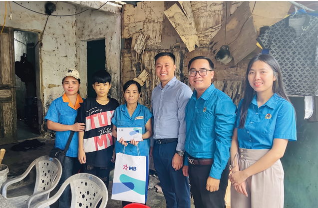 Các cán bộ công đoàn Quảng Ninh thăm công nhân, lao động ở khu nhà trọ. Ảnh: Hải Linh.