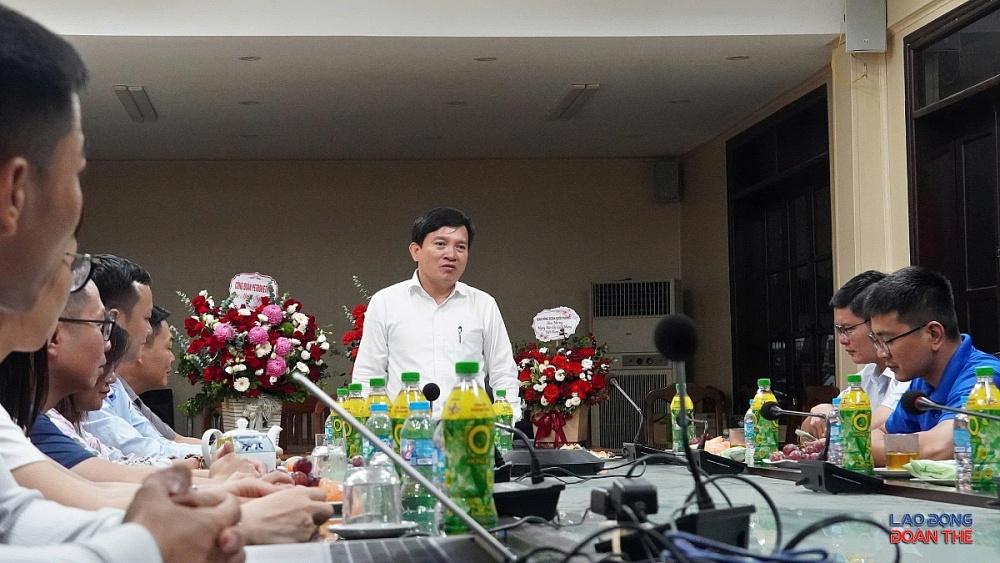 Đồng chí Nguyễn Xuân Hùng, Phó Chủ tịch Tổng Liên đoàn Lao động Việt Nam đến thăm, tặng hoa chúc mừng Tạp chí Lao động Đoàn thể, Viện Chiến lược và Chính sách Mặt trận nhân kỷ niệm 101 năm Ngày Báo chí cách mạng Việt Nam (21/6/1925 - 21/6/2026). Ảnh: Ngọc Thuỷ Đồng chí Nguyễn Xuân Hùng, Phó Chủ tịch Tổng Liên đoàn Lao động Việt Nam đến thăm, tặng hoa chúc mừng Tạp chí Lao động Đoàn thể, Viện Chiến lược và Chính sách Mặt trận nhân kỷ niệm 101 năm Ngày Báo chí cách mạng Việt Nam (21/6/1925 - 21/6/2026). Ảnh: Ngọc Thuỷ