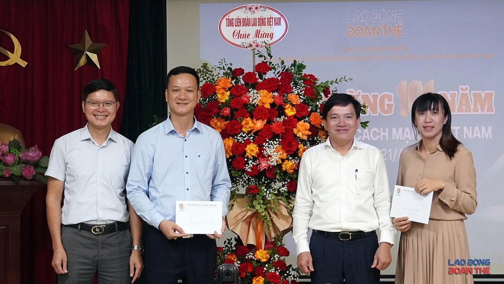 Đồng chí Nguyễn Xuân Hùng nhắn nhủ đội ngũ phóng viên, biên tập viên hãy luôn yên tâm, giữ vững lòng tin và tiếp tục cống hiến bằng tình cảm chân thành từ trái tim. Ảnh: Ngọc Thuỷ Đồng chí Nguyễn Xuân Hùng nhắn nhủ đội ngũ phóng viên, biên tập viên hãy luôn yên tâm, giữ vững lòng tin và tiếp tục cống hiến bằng tình cảm chân thành từ trái tim. Ảnh: Ngọc Thuỷ