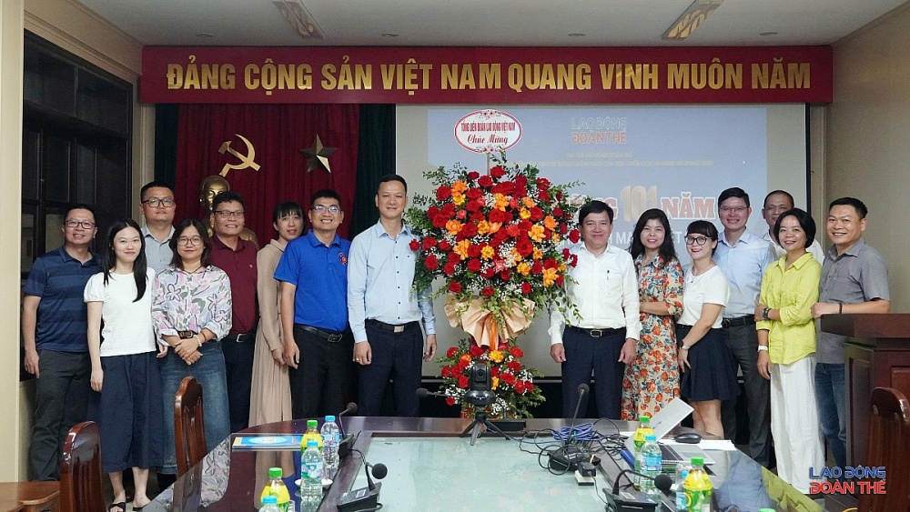 Đồng chí Nguyễn Xuân chụp ảnh lưu niệm cùng cán bộ, phóng viên Tạp chí Lao động Đoàn thể. Ảnh: Ngọc Thuỷ Đồng chí Nguyễn Xuân chụp ảnh lưu niệm cùng cán bộ, phóng viên Tạp chí Lao động Đoàn thể. Ảnh: Ngọc Thuỷ