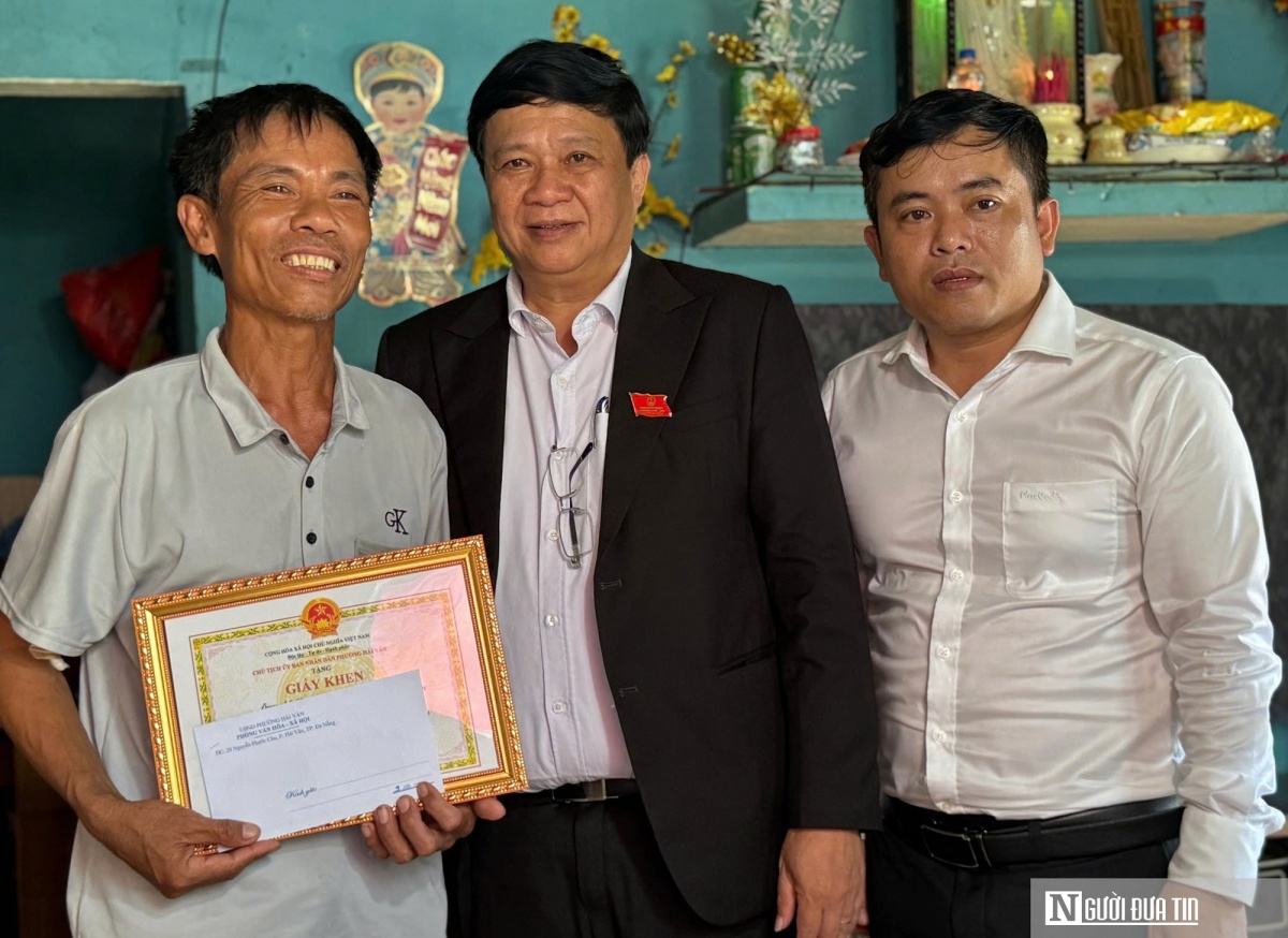 Ông Nguyễn Thúc Dũng, Chủ tịch UBND phường Hải Vân (đứng giữa) trao giấy khen cho ông Quang.