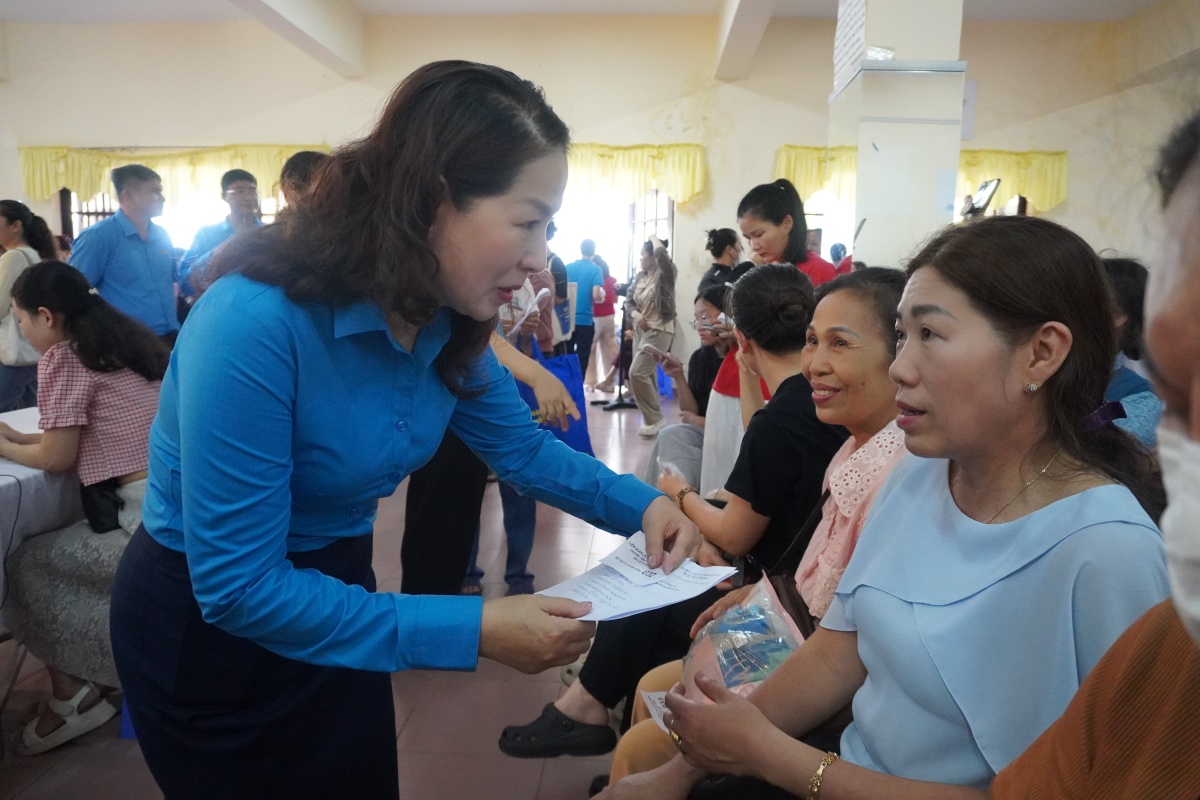400 nữ công nhân TP HCM tham gia Ngày hội sức khoẻ