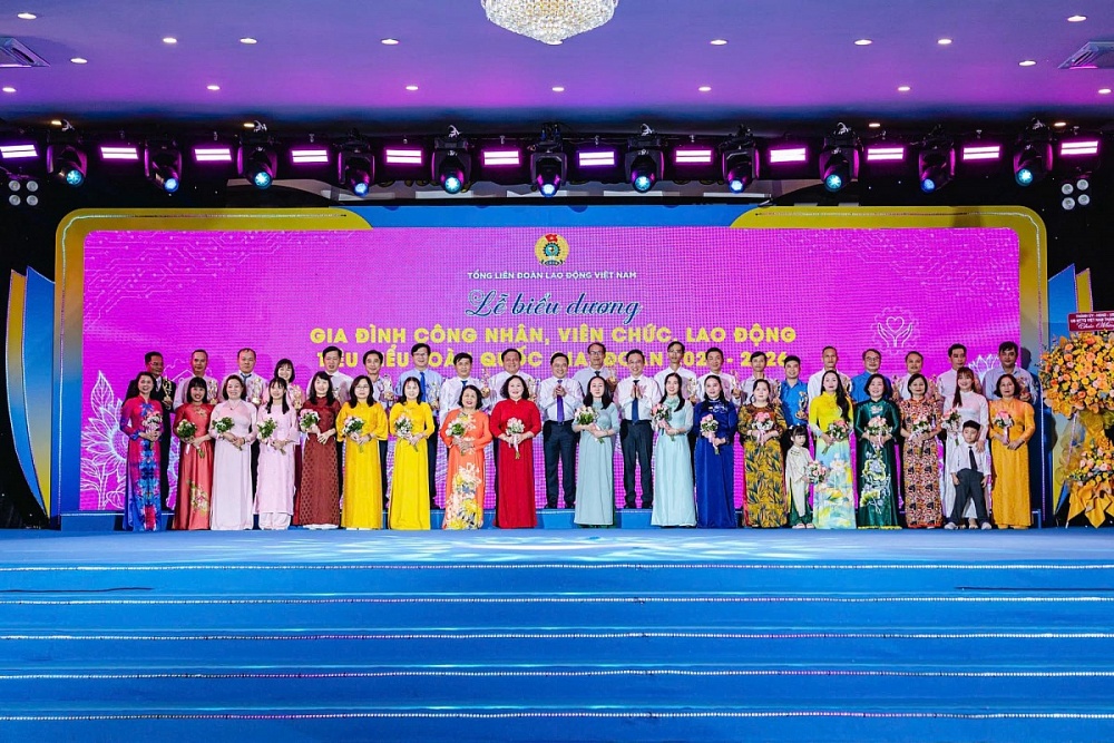 Biểu dương 95 gia đình công nhân, viên chức, lao động tiêu biểu toàn quốc.