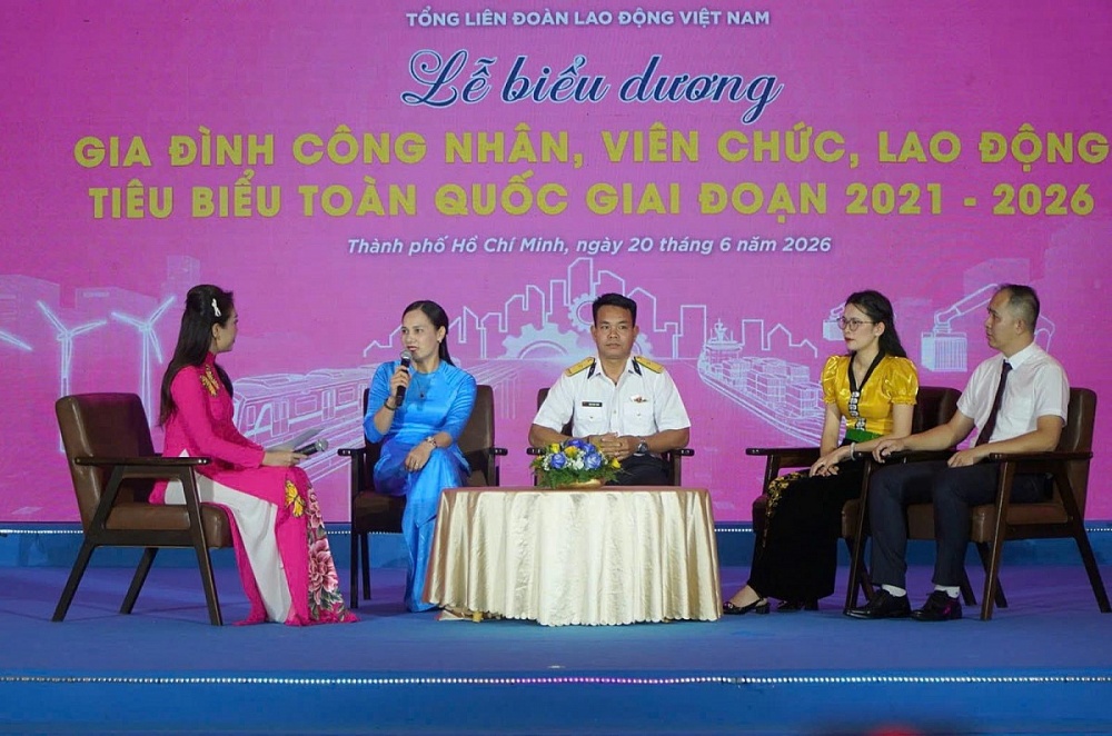 Giao lưu với các gia đình công nhân, viên chức lao động tiêu biểu toàn quốc.