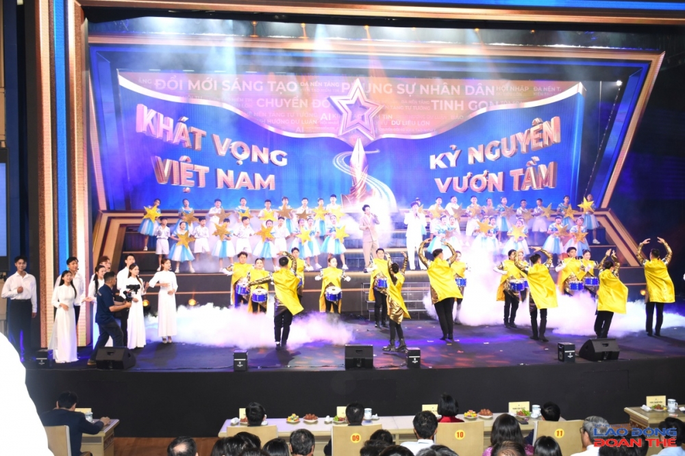 Các tiết mục văn nghệ tại Lễ trao giải. Ảnh: Nguyễn Việt Các tiết mục văn nghệ tại Lễ trao giải. Ảnh: Nguyễn Việt