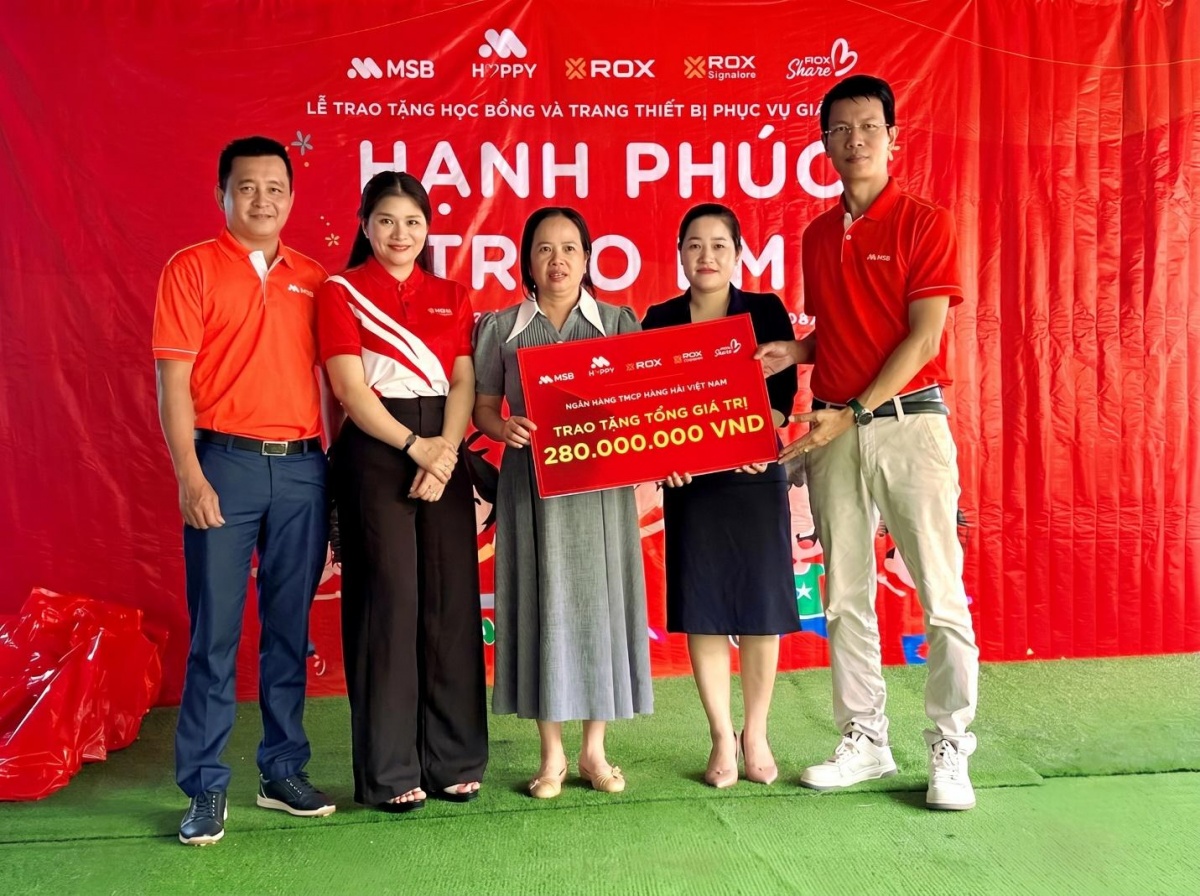 Đoàn thiện nguyện trao quà tặng tại Trà Leng Đoàn thiện nguyện trao quà tặng tại Trà Leng
