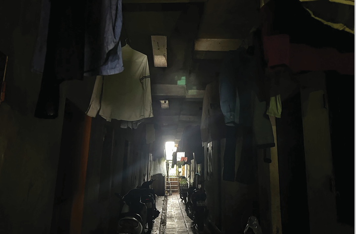 Lối vào khu trọ công nhân ở gần Khu công nghiệp Thăng Long (Hà Nội) tối đen, thiếu ánh sáng dù đang là ban ngày. Ảnh: Minh Hương.