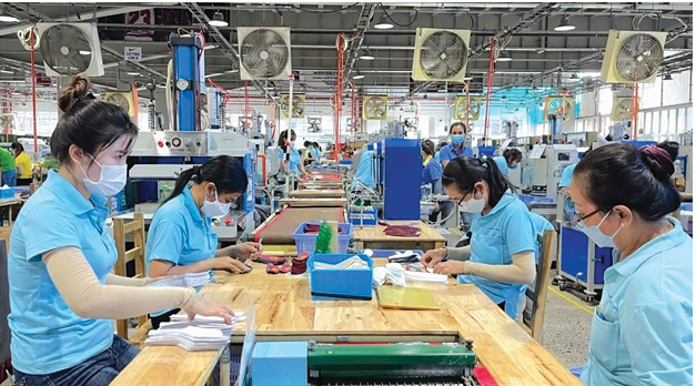 Công nhân Công ty Chang Sin Việt Nam (KCN Thạnh Phú, tỉnh Đồng Nai) trong giờ làm việc. Ảnh: Thiên Lý.