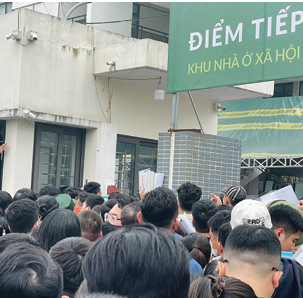 Người dân chen lấn, xô đẩy nộp hồ sơ tại một dự án nhà ở xã hội tại Hà Nội. Ảnh: Văn Hưng.