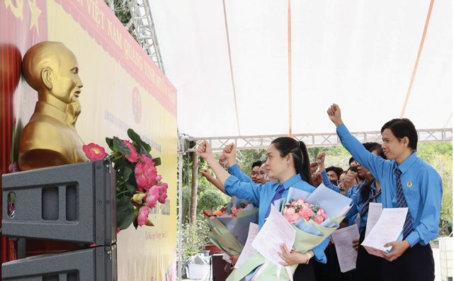 Các đoàn viên, công nhân ưu tú tuyên thệ trước anh linh các anh hùng liệt sĩ tại Nghĩa trang Hàng Dương trong lễ kết nạp Đảng trong công nhân - lao động TP. Hồ Chí Minh. Các đoàn viên, công nhân ưu tú tuyên thệ trước anh linh các anh hùng liệt sĩ tại Nghĩa trang Hàng Dương trong lễ kết nạp Đảng trong công nhân - lao động TP. Hồ Chí Minh.