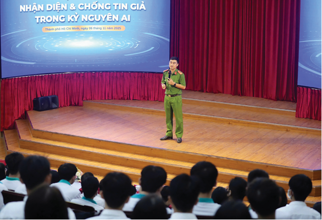 Đại úy Huỳnh Đỗ Tấn Thịnh, Đội Cảnh sát Đặc nhiệm Phòng Cảnh sát Hình sự - Công an TP. Hồ Chí Minh, cảnh báo sinh viên, đặc biệt là tân sinh viên về các chiêu trò lừa đảo thường gặp. Ảnh: Nguyễn Loan.