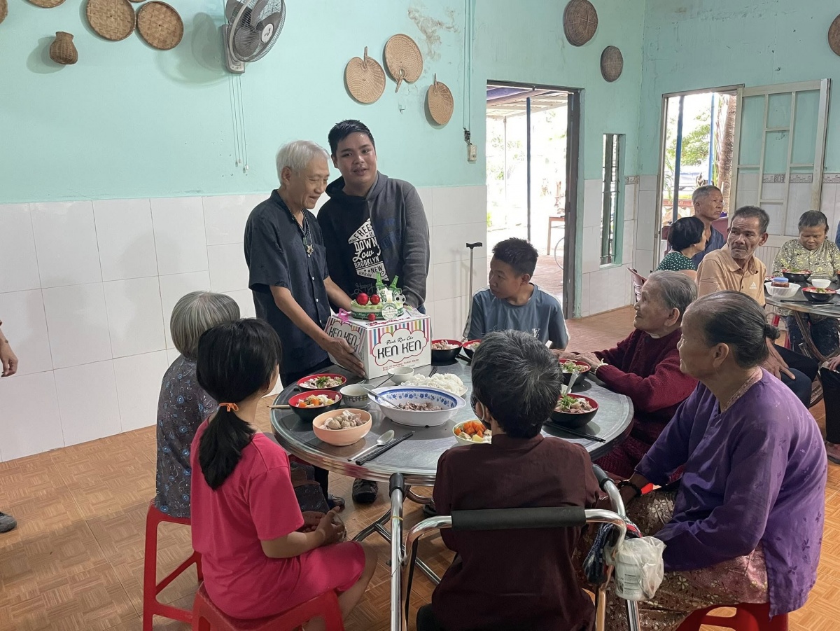 Hòa và CLB thăm hỏi, tặng quà các cụ già neo đơn.