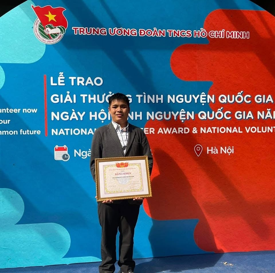 Hòa nhận bằng khen của Hội Liên hiệp Thanh niên Việt Nam 