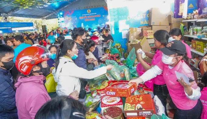 Điểm tựa ấm áp cho công nhân khi Tết cận kề