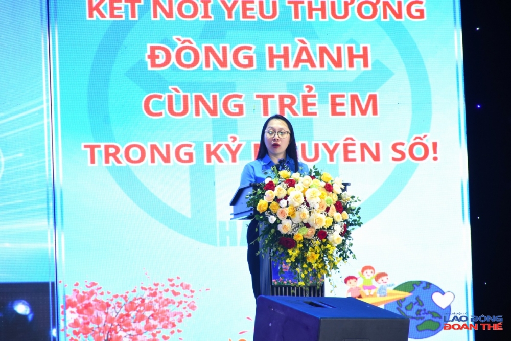 đồng chí Trần Kim Huyền – Chủ tịch Công đoàn phường Cửa Nam, nhấn mạnh Công đoàn phường luôn chủ động xây dựng kế hoạch, phối hợp chặt chẽ với chính quyền và đoàn thể triển khai nhiều hoạt động thiết thực hướng về trẻ em và gia đình người lao động. Ảnh: Nguyễn Việt