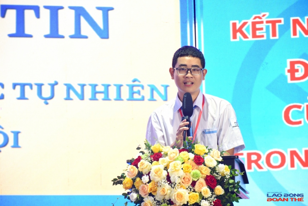 em Nguyễn Nhật Minh – học sinh lớp 11 chuyên Tin, trường Trung học phổ thông chuyên Khoa học Tự nhiên (Đại học Quốc gia Hà Nội) – gương mặt xuất sắc đạt Huy chương Bạc Olympic trí tuệ nhân tạo tại Bắc Kinh (Trung Quốc), Huy chương Vàng Kỳ thi toán mô hình tại Singapore, Giải Nhì học sinh giỏi quốc gia môn Tin học và nhận Bằng khen của Bộ trưởng Bộ Giáo dục và Đào tạo. Ảnh: Nguyễn Việt