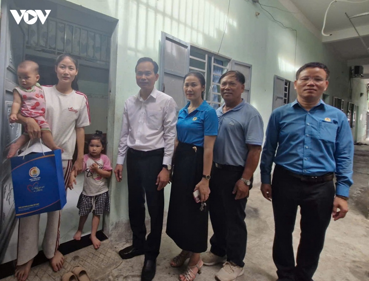 Đại diện lãnh đạo TP và Liên đoàn Lao động thăm hỏi, trao quà công nhân hoàn cảnh khó khăn tại khu nhà trọ.