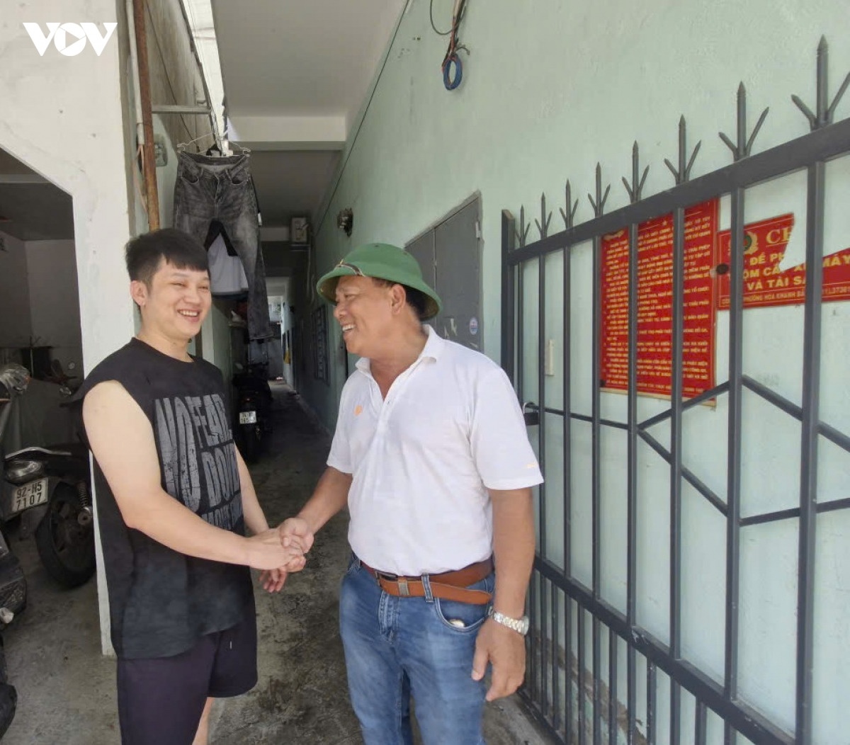 Ông Nguyễn Thanh Dũng, Tổ trưởng tổ công nhân tự quản số 1 phường Liên Chiểu thăm hỏi công nhân lao động.