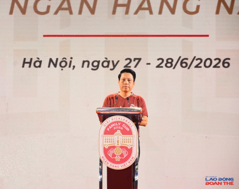 đồng chí Phạm Tiến Dũng, Phó Thống đốc Ngân hàng Nhà nước, Chủ tịch Công đoàn Ngân hàng Việt Nam, Trưởng Ban tổ chức giải lên phát biểu khai mạc. Ảnh: Nguyễn Việt