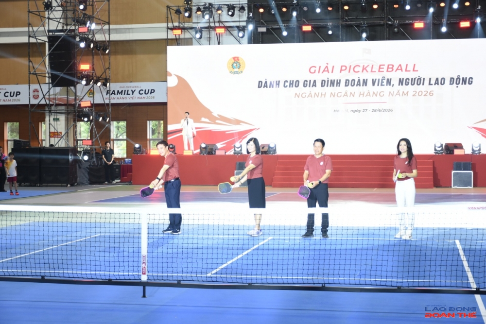 Đồng chí Đỗ Hồng Vân, Ủy viên Ban Thường vụ, Phó Trưởng ban Quan hệ lao động, Tổng Liên đoàn Lao động Việt Nam (thứ hai bên trái), đồng chí Phạm Tiến Dũng (giữa), Phó Thống đốc Ngân hàng Nhà nước Việt Nam, Chủ tịch Công đoàn Ngân hàng Việt Nam, Trưởng Ban tổ chức giải, đồng chí Nguyễn Khánh Chi, Phó Chủ tịch thường trực Công đoàn Ngân hàng Việt Nam (bên phải) thực hiện nghi thức phát bóng khai mạc. Ảnh: Nguyễn Việt