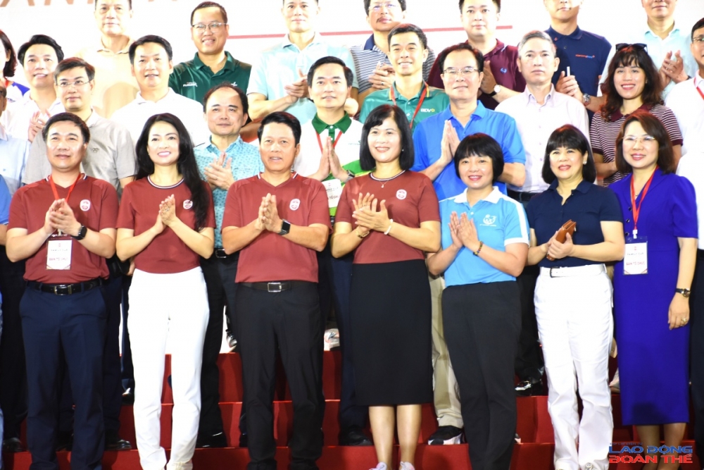 Đồng chí Đỗ Hồng Vân, Ủy viên Ban Thường vụ, Phó Trưởng ban Quan hệ lao động, Tổng Liên đoàn Lao động Việt Nam (giữa), đồng chí Phạm Tiến Dũng, Phó Thống đốc Ngân hàng Nhà nước Việt Nam, Chủ tịch Công đoàn Ngân hàng Việt Nam, Trưởng Ban tổ chức giải, đồng chí Nguyễn Khánh Chi, Phó Chủ tịch thường trực Công đoàn Ngân hàng Việt Nam chụp ảnh lưu niệm cùng các đội tham dự giải. Ảnh: Nguyễn Việt