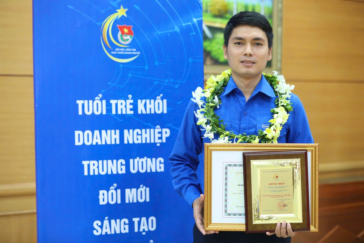 Kỹ sư Nguyễn Văn Vinh nhận bằng đổi mới sáng tạo của Đoàn Khối Doanh nghiệp Trung ương năm 2024. Ảnh: NVCC.