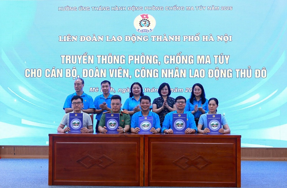 lễ ký cam kết phối hợp tổ chức các hoạt động tuyên truyền phòng, chống ma túy trong công nhân, viên chức, lao động giữa Công an, Công đoàn xã, doanh nghiệp trên địa bàn cùng đại diện các công đoàn cơ sở và đoàn viên, người lao động. Ảnh: NA