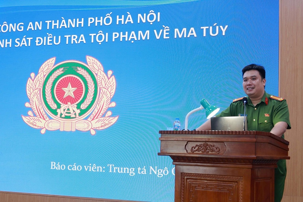 Trung tá Ngô Quốc Khánh - cán bộ Đội Tham mưu tổng hợp, Phòng Cảnh sát điều tra tội phạm về ma túy, Công an thành phố Hà Nội trao đổi chuyên đề tại Hội nghị. Ảnh: NA