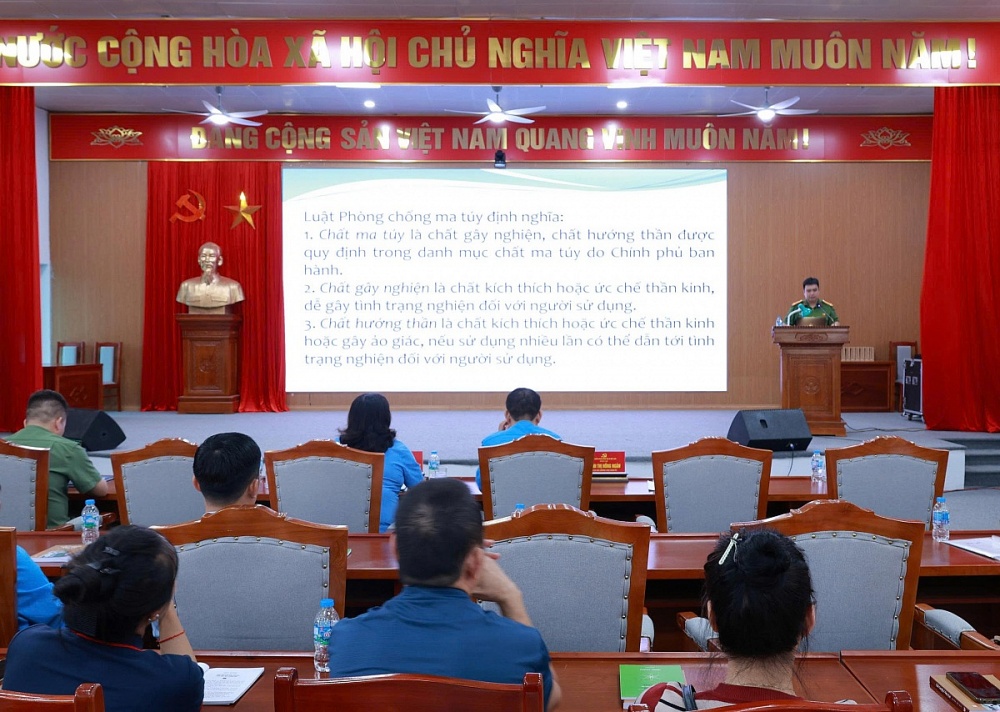 Báo cáo viên đã cung cấp nhiều kiến thức thiết thực về khái niệm ma túy, các loại ma túy phổ biến hiện nay. Ảnh: NA
