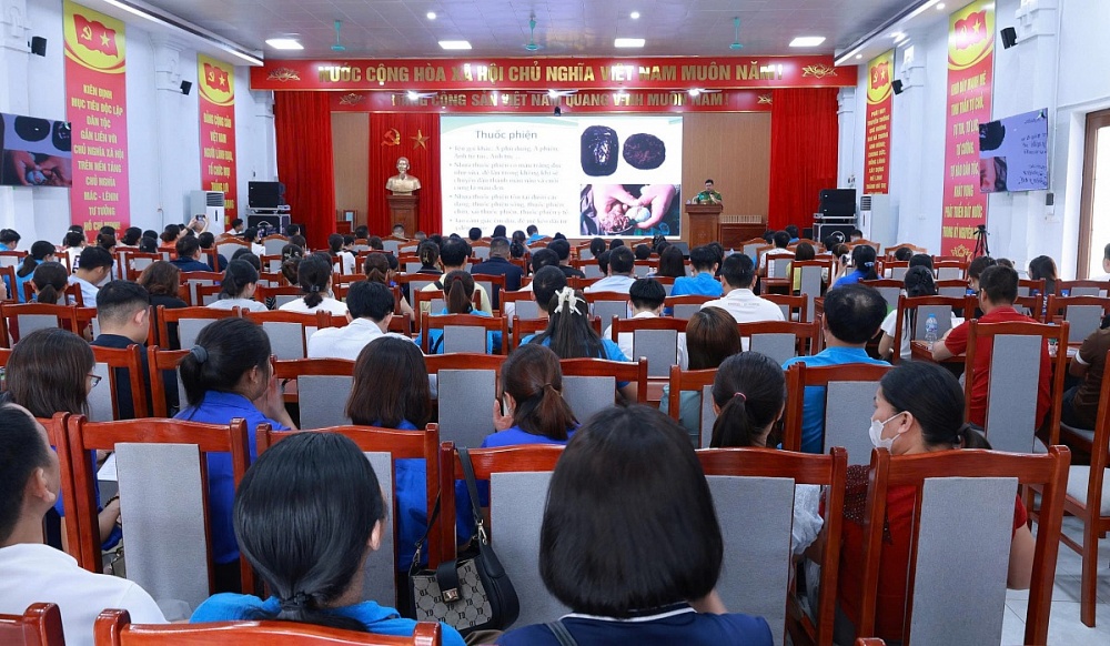Trung tá Ngô Quốc Khánh hướng dẫn kỹ năng nhận biết, phòng tránh, xử lý các tình huống liên quan đến ma túy trong cuộc sống và tại nơi làm việc. Ảnh: NA