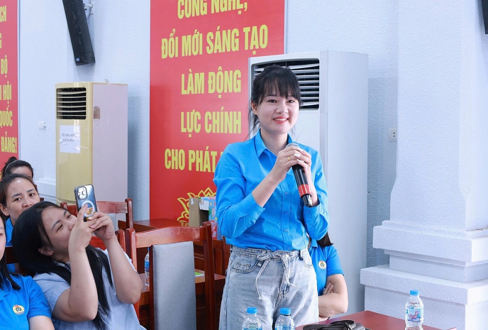 đoàn viên, công nhân lao động tích cực tham gia phần mini-game trả lời câu hỏi nhanh có thưởng xoay quanh các nội dung vừa được tuyên truyền. Ảnh: NA