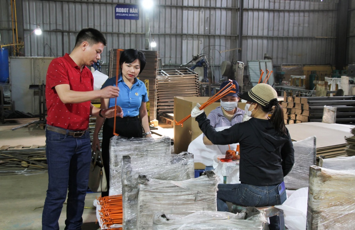 Công đoàn phường thăm hỏi doanh nghiệp bị thiệt hại do thiên tai