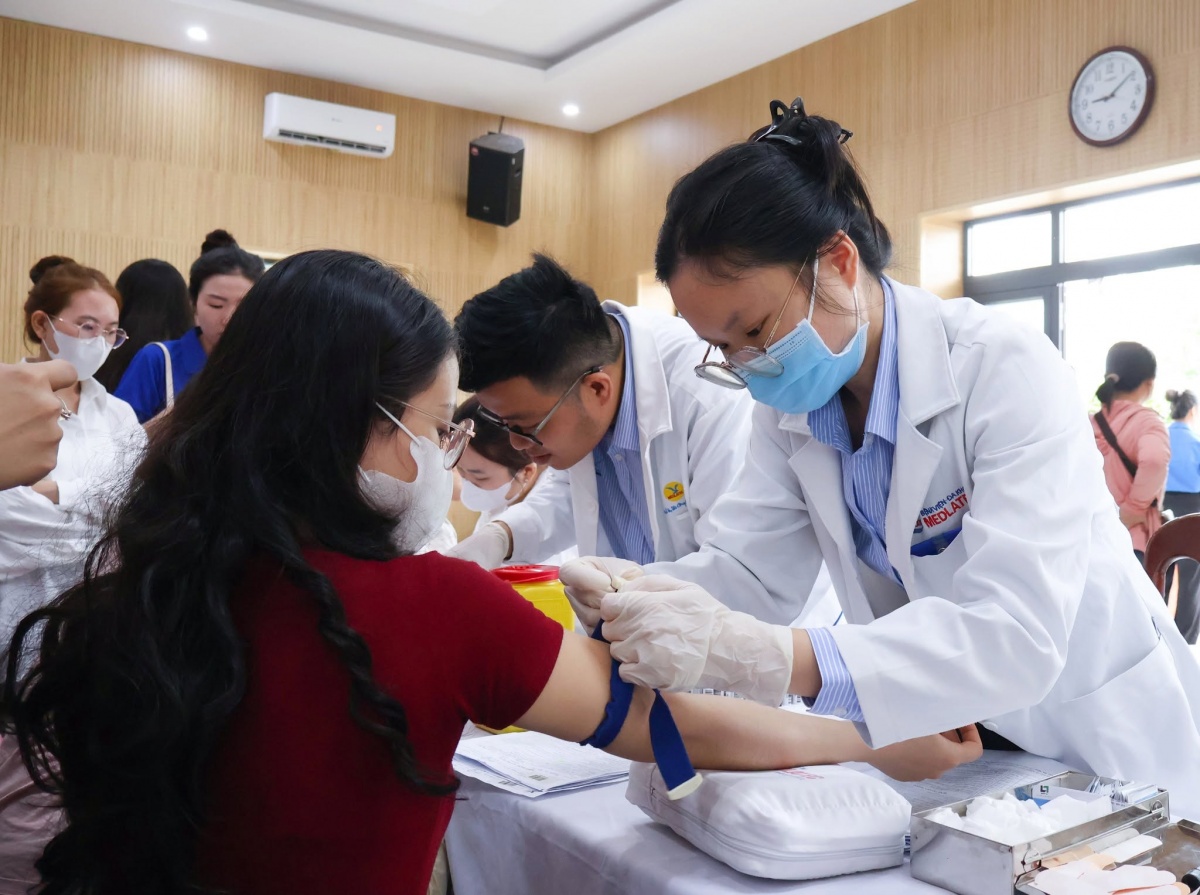 Công đoàn phường khám, tư vấn sức khoẻ cho người lao động.
