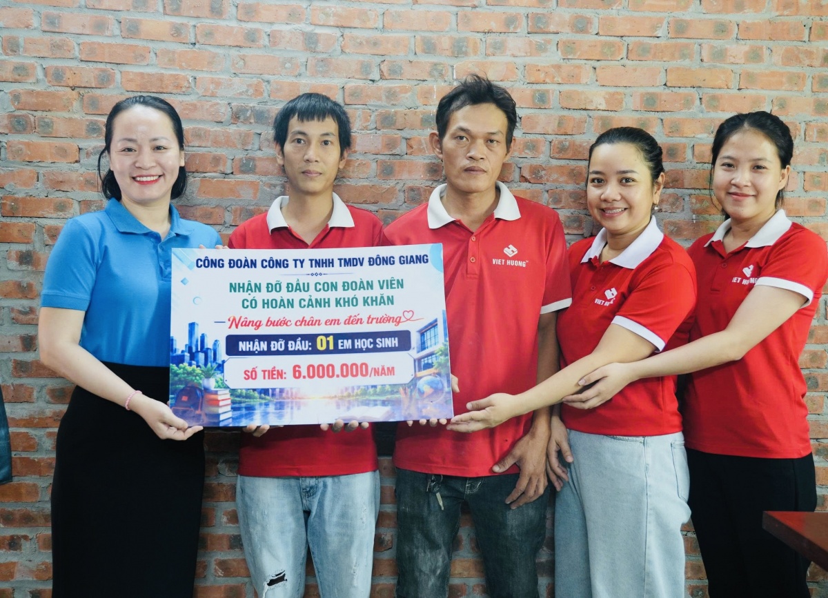 Công đoàn Công ty TNHH Thương mại Dịch vụ (TMDV) Đông Giang trao bảng nhận đỡ đầu con gái của anh Phạm Phú Tín.