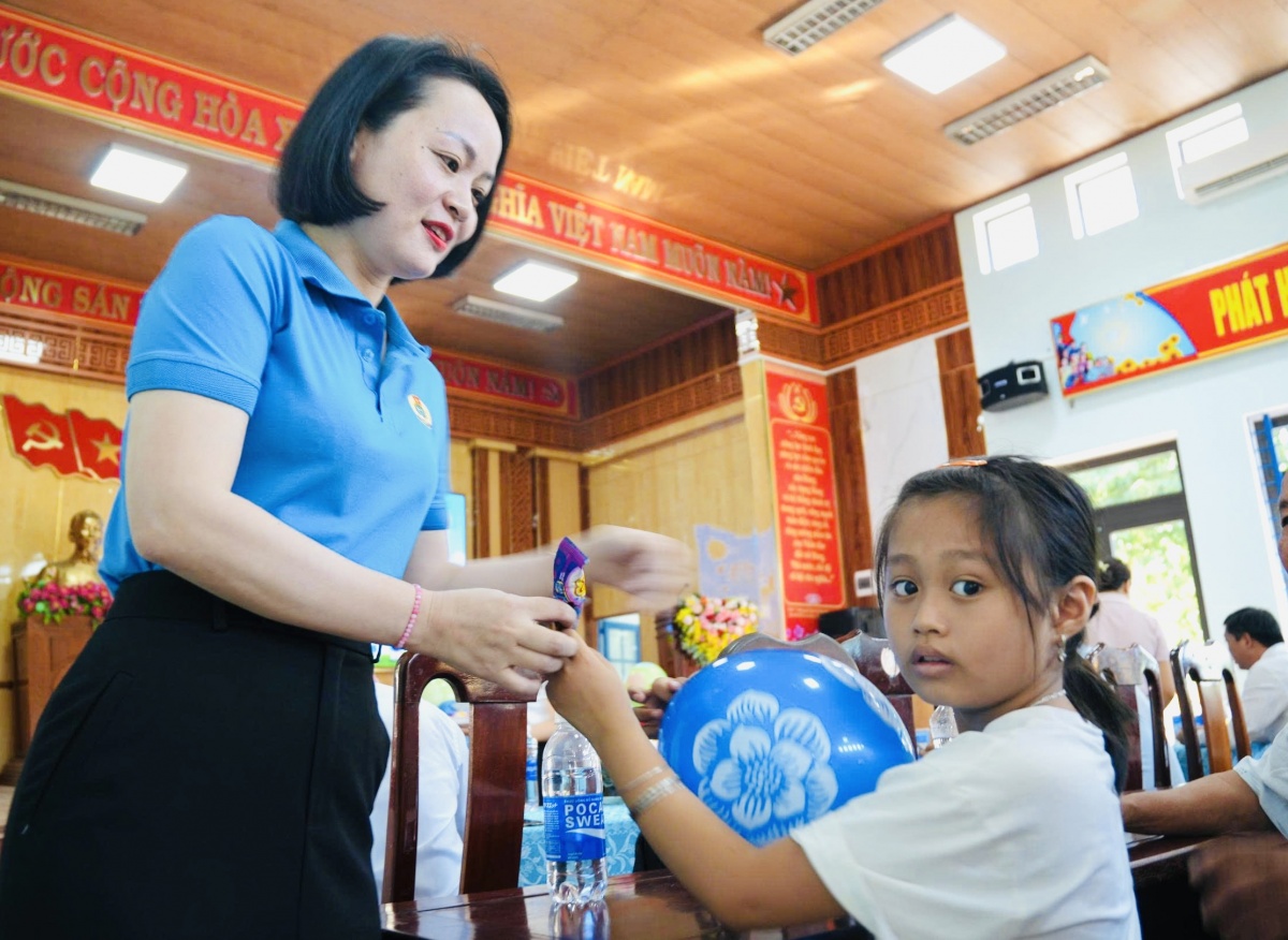 Bà Phan Thị Thúy – Phó Chủ tịch Công đoàn xã Duy Xuyên thăm hỏi con của đoàn viên được nhận đỡ đầu.