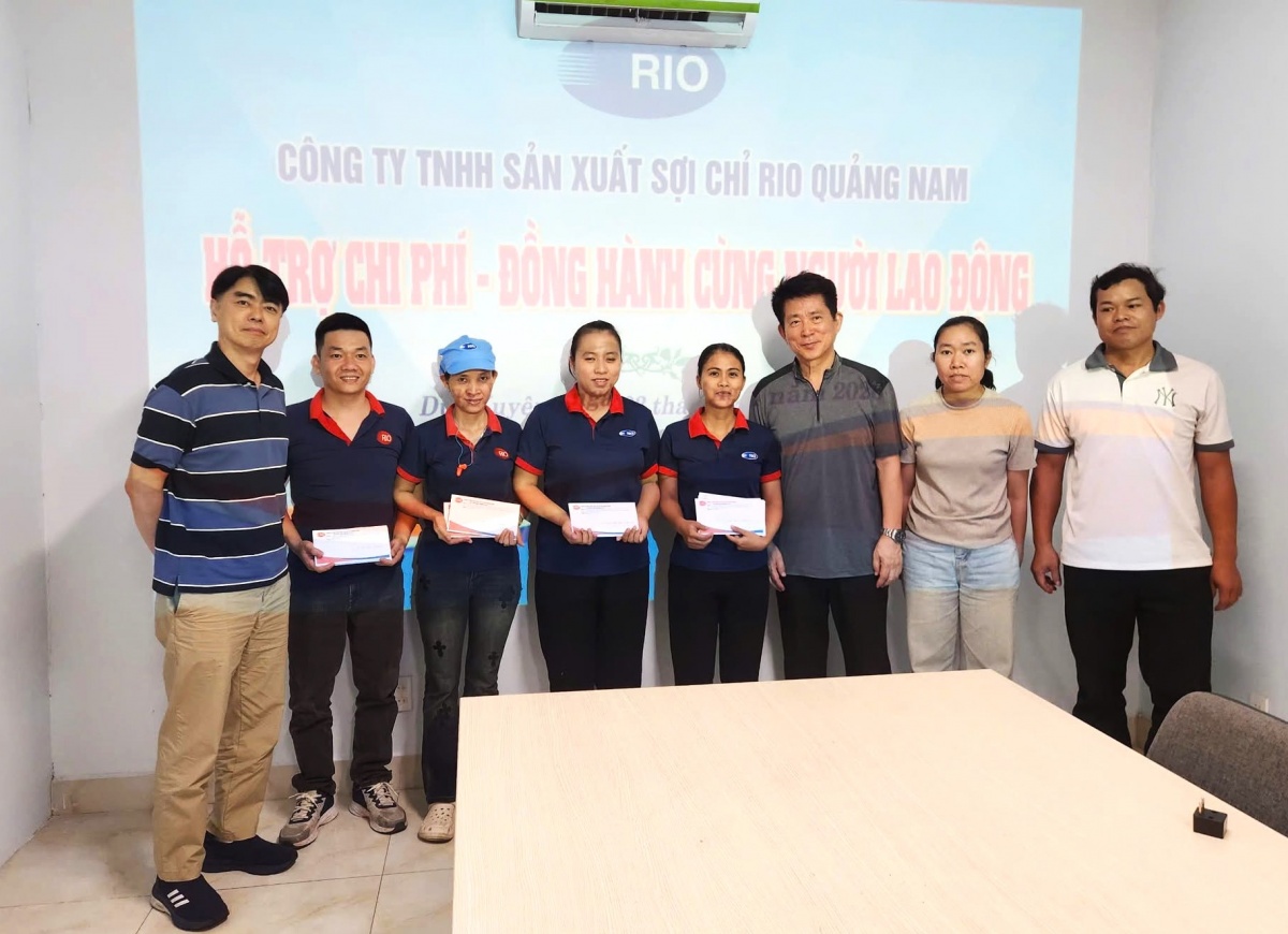 Lãnh đạo Công ty TNHH Sản xuất sợi chỉ Rio Quảng Nam hỗ trợ chi phí xăng xe, như một cách đồng hành với NLĐ vượt qua khó khăn. Ảnh: ÁNH DƯƠNG