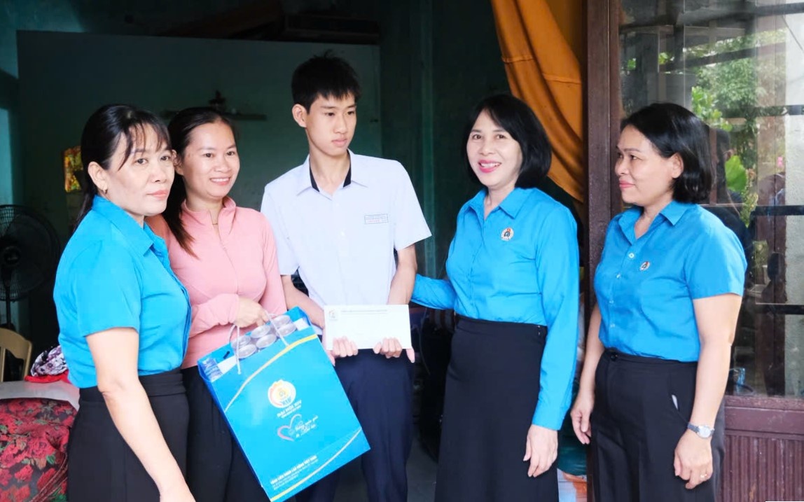 Công đoàn các cấp thành phố triển khai đa dạng hoạt động chăm lo cho đoàn viên, người lao động có hoàn cảnh khó khăn. Trong ảnh: Bà Hồ Thị Lan Hương, Phó Chủ tịch LĐLĐ thành phố Đà Nẵng (thứ 2, bên phải qua) thăm, tặng quà động viên cho con đoàn viên khó khăn. Ảnh: ÁNH DƯƠNG