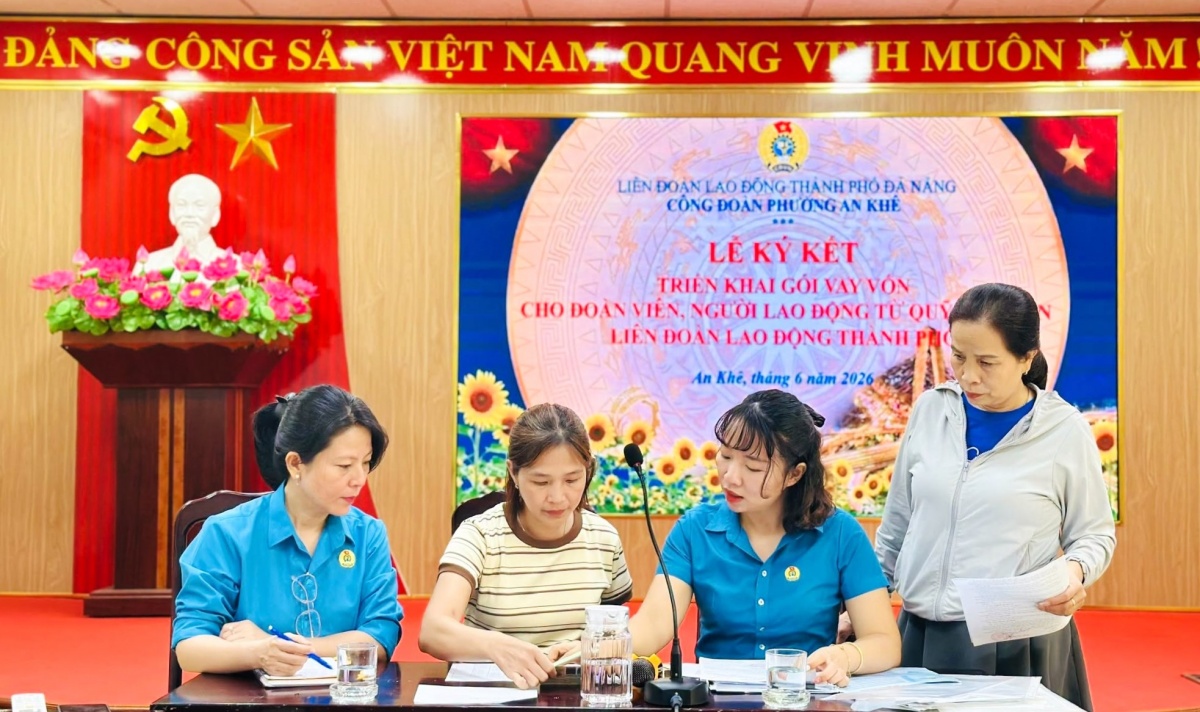 Công đoàn thành phố triển khai hiệu quả các gói vay vốn ưu đãi giúp đoàn viên, NLĐ vượt qua khó khăn. Trong ảnh: Công đoàn phường An Khê giải ngân vốn vay cho đoàn viên khó khăn. Ảnh: ÁNH DƯƠNG