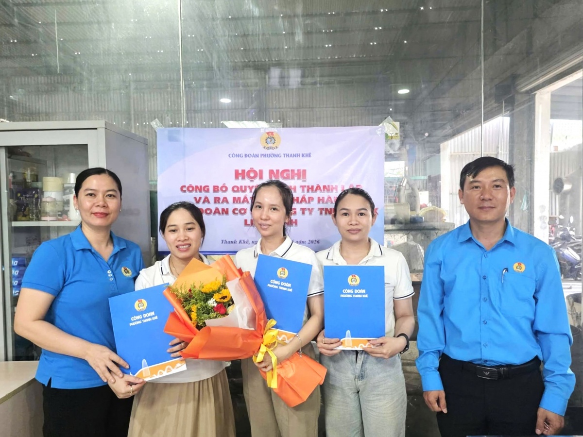 Đại diện Công đoàn phường Thanh Khê trao quyết định thành lập Công đoàn cơ sở Công ty TNHH Inox Liên Minh. Ảnh: ÁNH DƯƠNG 