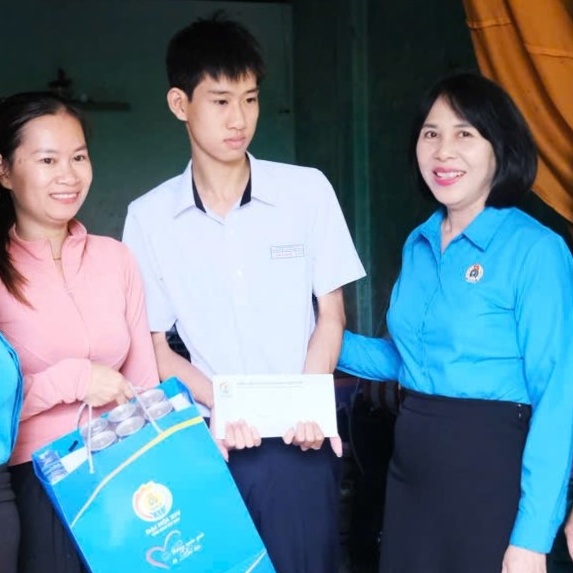 Bài 2: Công đoàn đồng hành với người lao động