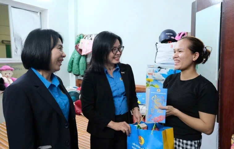 Tết đến sớm với công nhân ở trọ xa quê