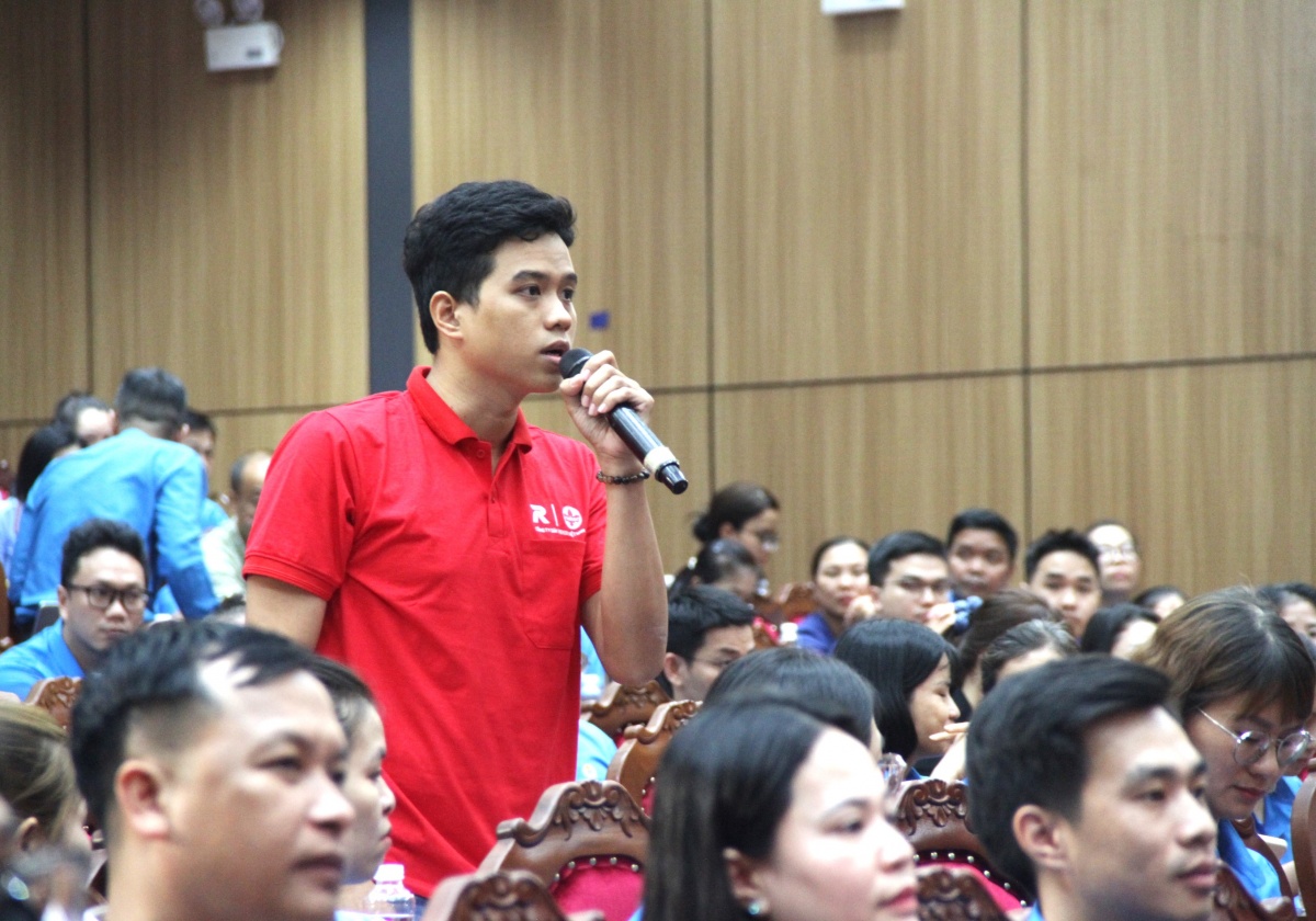 Anh Lê Bản Thiện (Công ty giày Rieker Việt Nam, Khu công nghiệp Điện Nam - Điện Ngọc) kiến nghị thành phố xây dựng thêm nhà trẻ và các khu sinh hoạt văn hóa ngay tại khu công nghiệp để đáp ứng nhu cầu của công nhân. Ảnh: ÁNH DƯƠNG