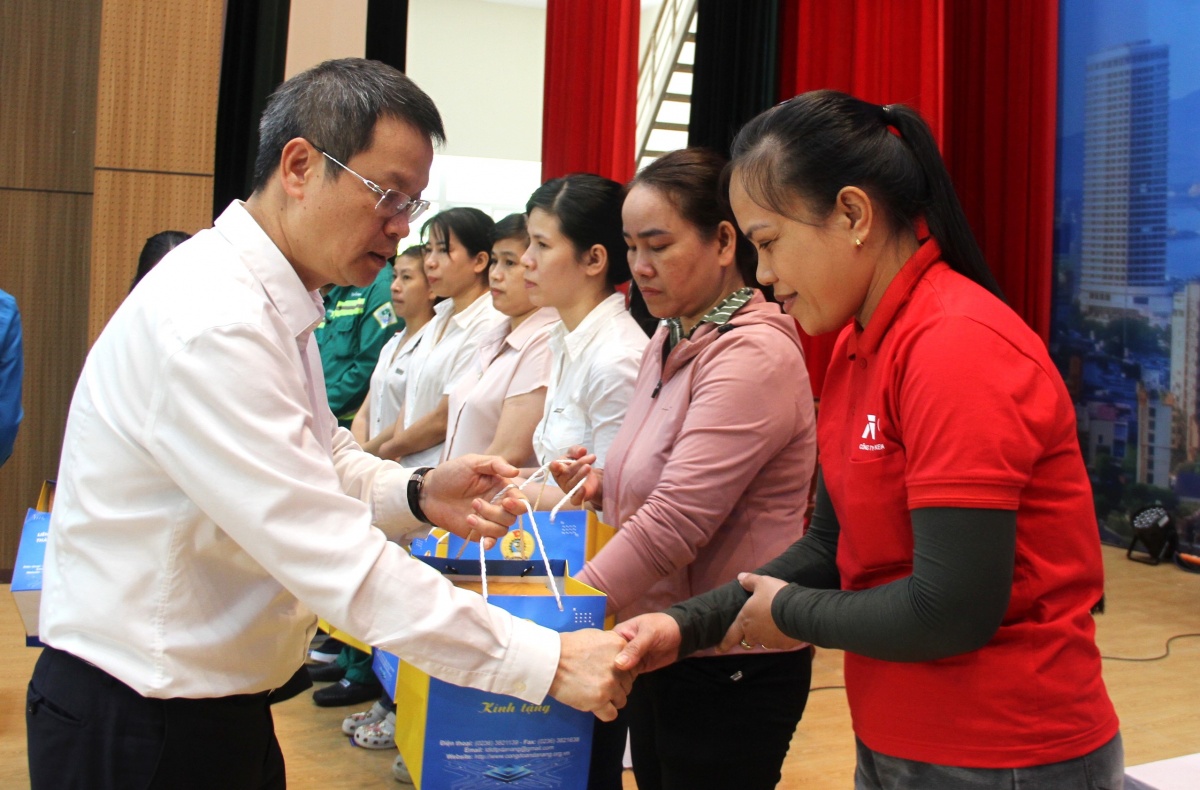 Phó Bí thư Thành ủy, Chủ tịch UBND thành phố Nguyễn Mạnh Hùng (bìa trái) tặng quà cho công nhân khó khăn, thể hiện sự quan tâm, chăm lo chu đáo của chính quyền thành phố dành cho lực lượng lao động. Ảnh: ÁNH DƯƠNG