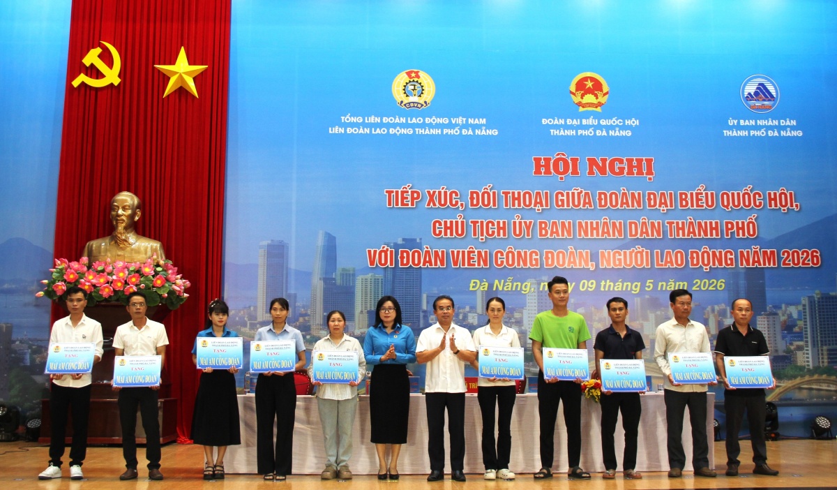 Lãnh đạo UBND thành phố và Liên đoàn Lao động thành phố tặng “Mái ấm Công đoàn” cho đoàn viên khó khăn về nhà ở, góp phần giúp người lao động sớm chạm đến giấc mơ an cư. Ảnh: ÁNH DƯƠNG